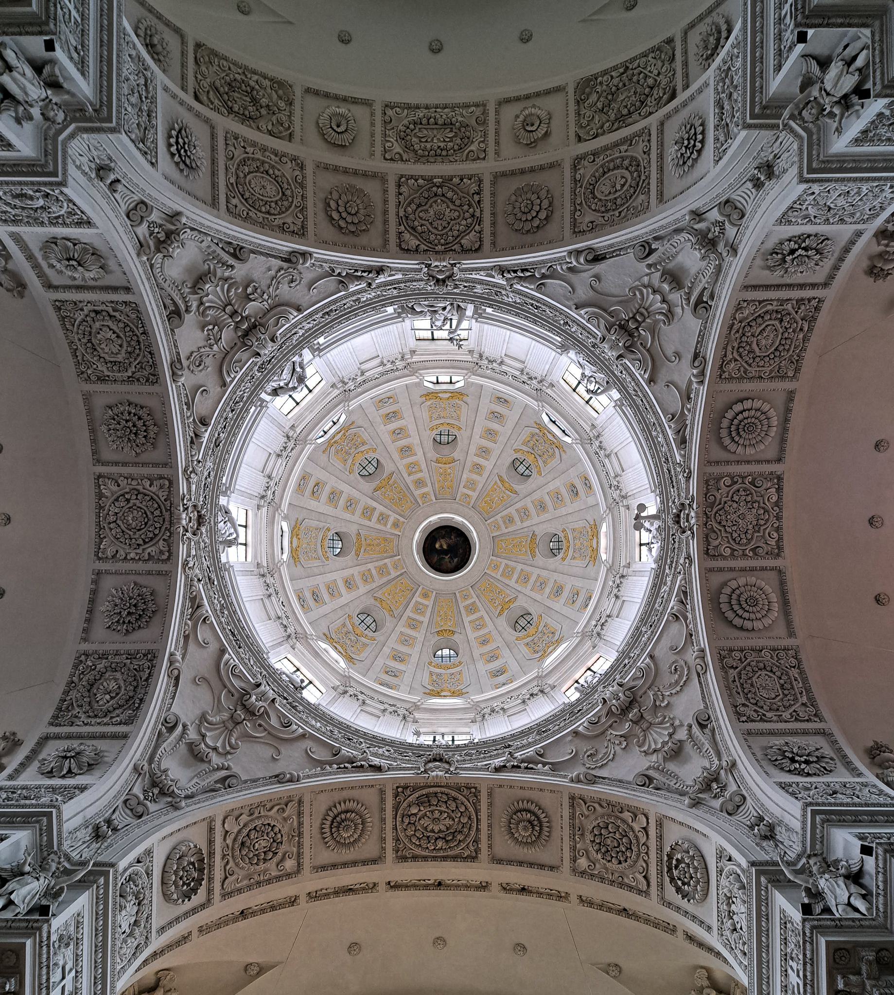 Plafond orné -- Photographie capturée du plafond de cette cathédrale allemande, où les nuances de blanc et de gris révèlent toute la richesse architecturale. Chaque détail est saisi avec justesse, mettant en valeur l'impressionnante grandeur et la beauté saisissante de cette œuvre.