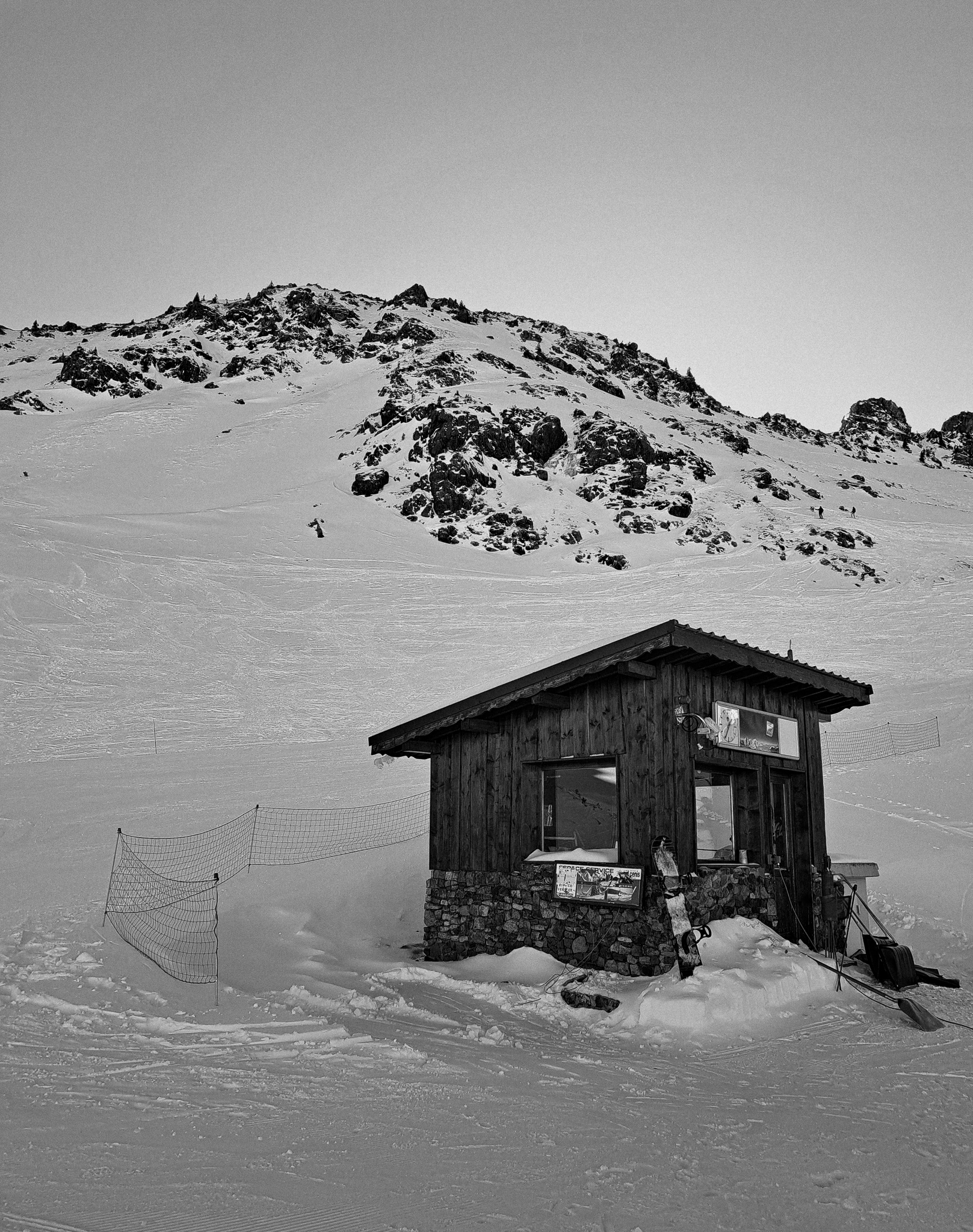 La cabane -- Petit cabanon niché sur le domaine de Chamrousse, entouré de neige fraîche.