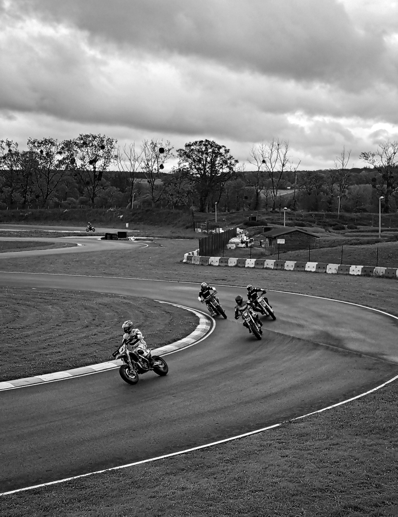 I took a ride -- Cette prise de vue dynamique capture l'énergie et l'adrénaline de mon sujet sur sa moto. L'utilisation du noir et blanc intensifie l'impact visuel de l'image, mettant en relief les lignes et les formes, ainsi que les contrastes entre ombre et lumière.