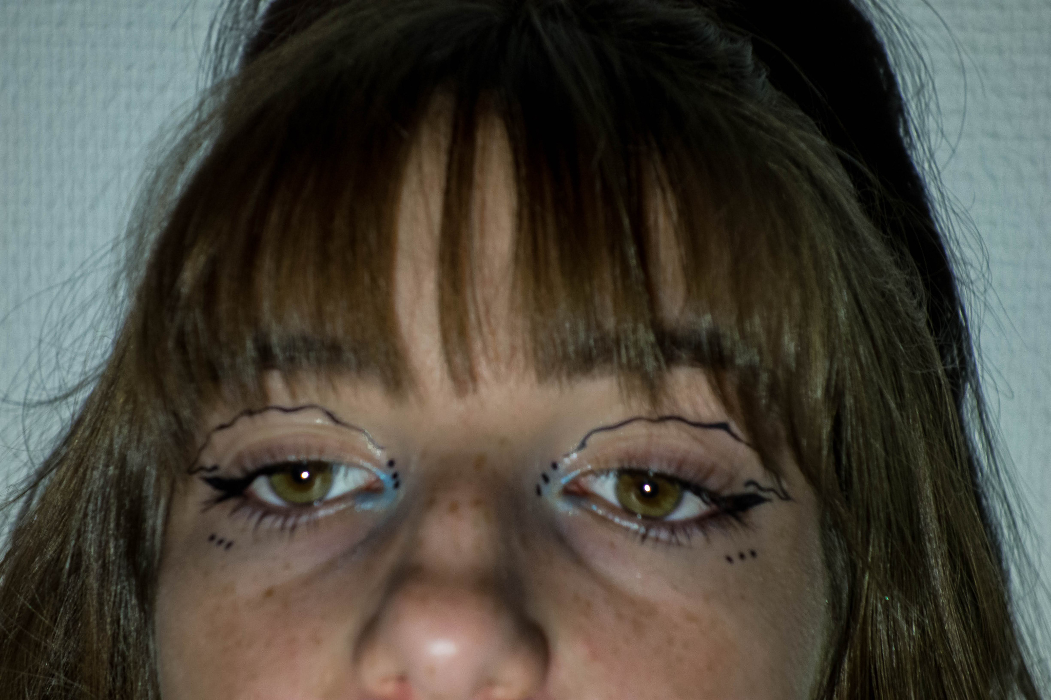 Émotions - Tristesse -- Cette photo fait parti d'une série de prise de vue portrait visant à représenter les émotions. Le but est de rendre visible l'invisible et d'explorer la nature profonde et complexe des émotions humaines.