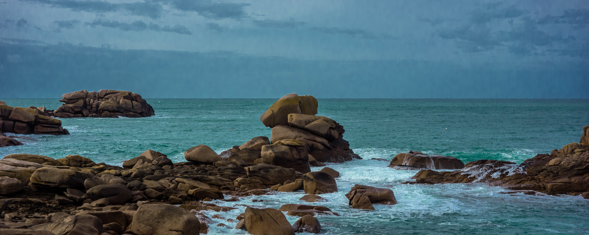 Cette côte de granite rose a été le sujet de nombreuses de mes photographies. Le temps breton met ici en valeur la beauté du paysage, ainsi que le tumulte de l'océan.