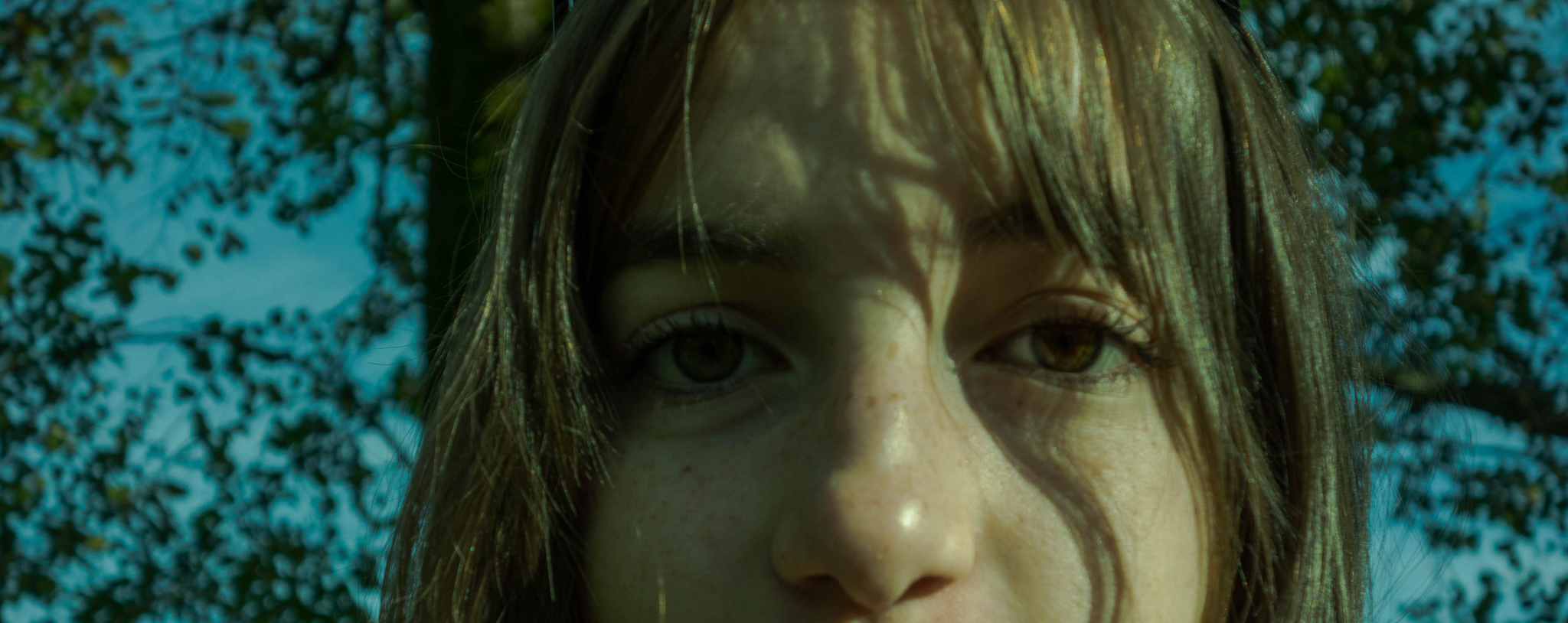Regard -- Photographie en gros plan capturée lors d'une balade avec une amie, mettant en lumière la profondeur et la beauté de ses yeux.