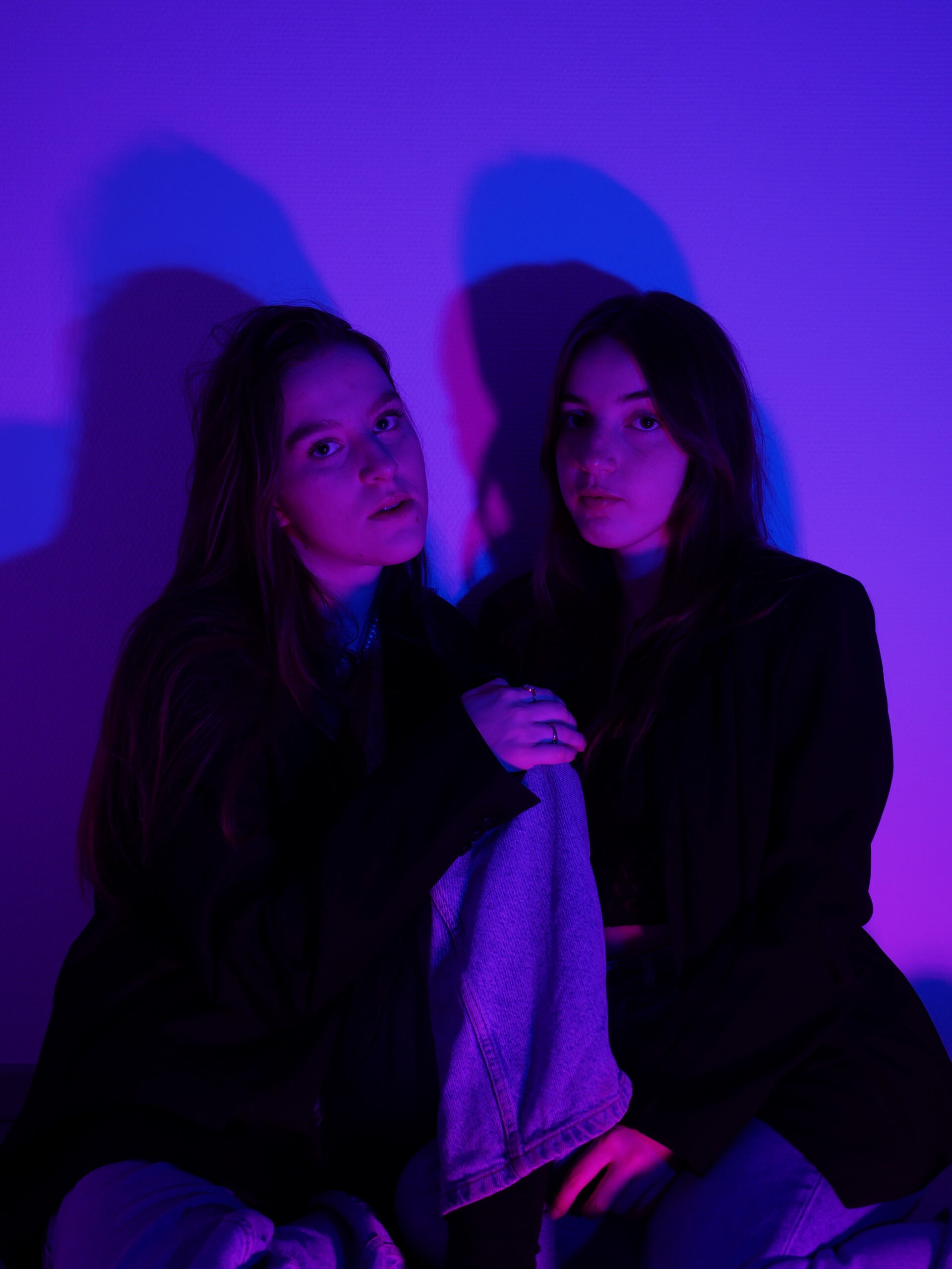 Duo -- Ce récent shooting visait à mettre en valeur deux sujets simultanément, en jouant avec la lumière et son impact visuel. L'utilisation astucieuse de l'éclairage permet de souligner les détails et de créer des contrastes saisissants, ajoutant une dimension supplémentaire à l'esthétique globale de la photo. C'est un exemple de la manière dont la lumière peut transformer une simple image en une œuvre d'art visuellement stimulante et émotionnellement riche.