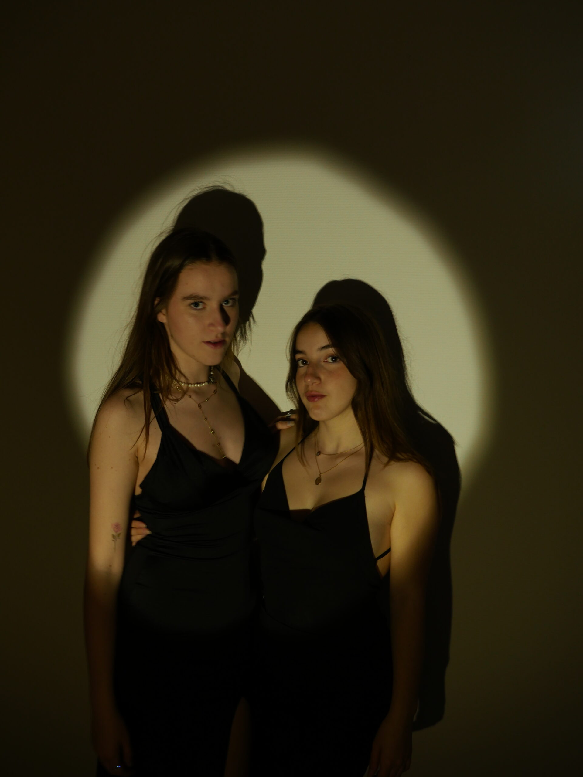 Duo -- Ce récent shooting visait à mettre en valeur deux sujets simultanément, en jouant avec la lumière et son impact visuel. L'utilisation astucieuse de l'éclairage permet de souligner les détails et de créer des contrastes saisissants, ajoutant une dimension supplémentaire à l'esthétique globale de la photo. C'est un exemple de la manière dont la lumière peut transformer une simple image en une œuvre d'art visuellement stimulante et émotionnellement riche.