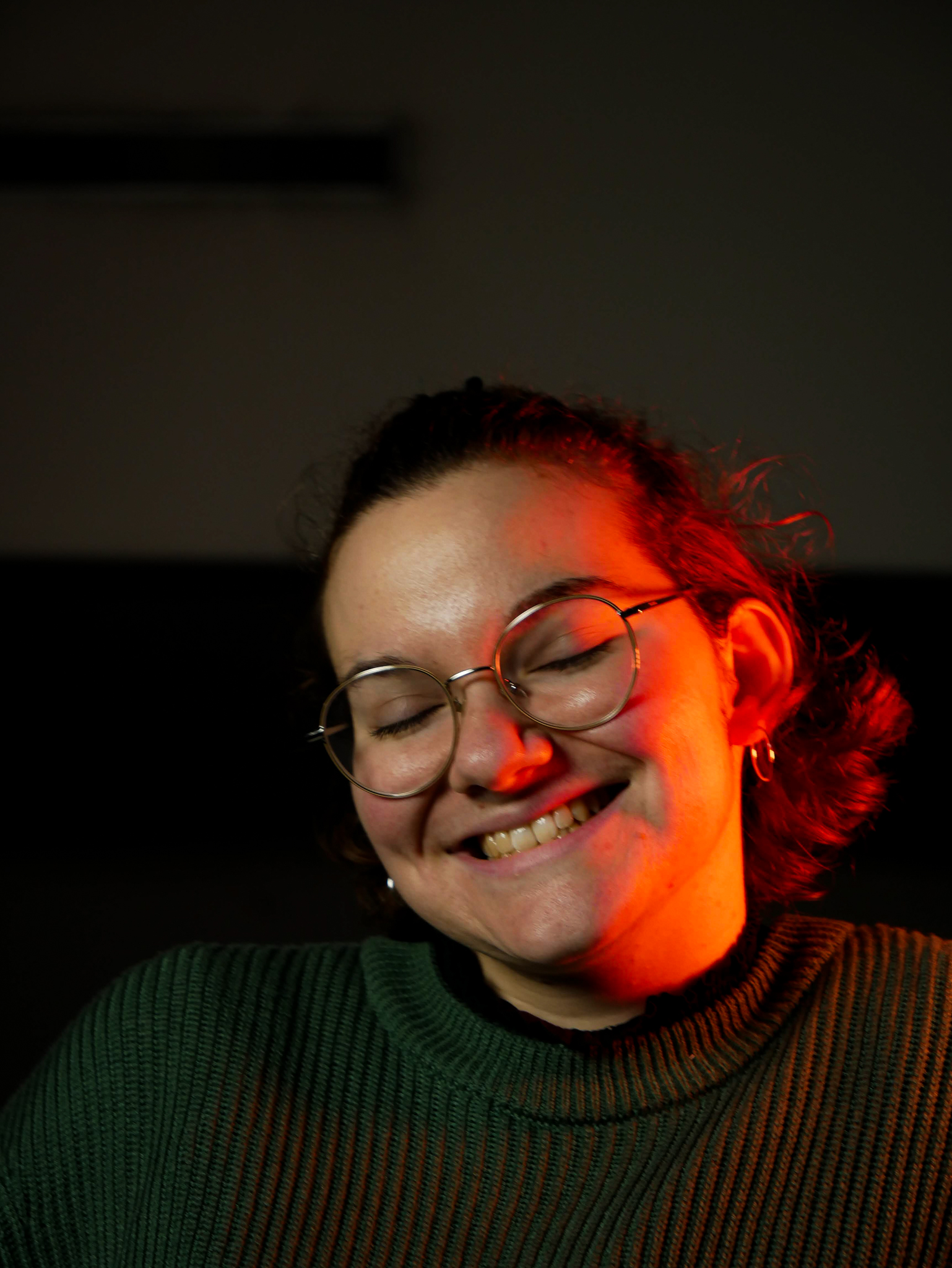 Portrait de l'homme en feu -- Mise en valeur du sujet grâce à de panneau RGB et à une softbox, afin de donné vie à son sourire communicateur à travers les couleurs orangé de la lumière qui se diffuse sur son visage.