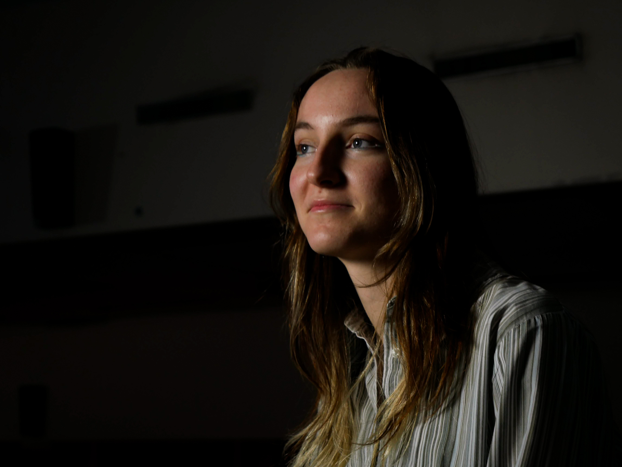 Portrait -- Utilisation d'une softbox pour mettre en valeur le sujet, le détachant du fond et créant des effets d'ombre diffus.